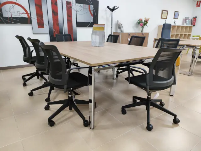 Imagen Conjunto mesa y sillones para sala de reuniones formada por: 4