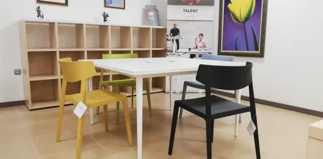 Imagen Conjunto mesa y sillas para sala de reuniones formada por: