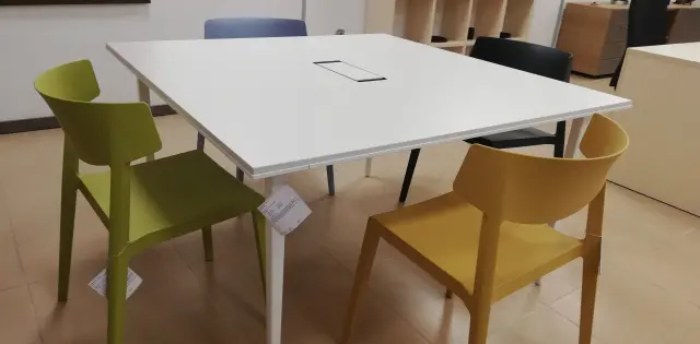 Imagen Conjunto mesa y sillas para sala de reuniones formada por: 3