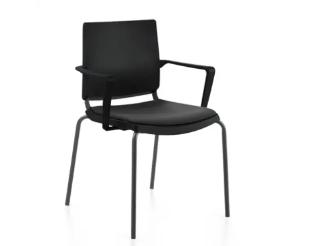 Imagen Silla confidente cuatro patas con brazos estructura en negra. Asiento tapizado