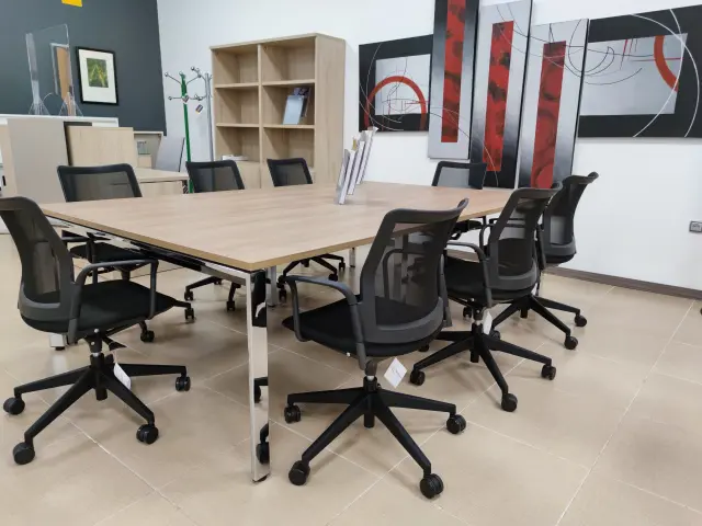 Imagen Conjunto mesa y sillones para sala de reuniones formada por: