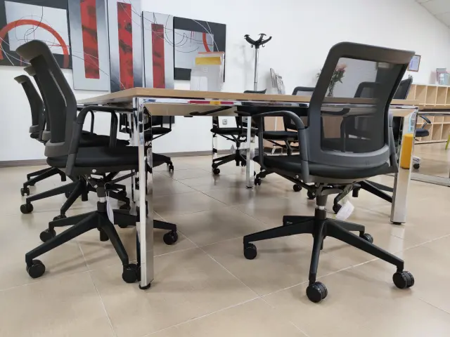 Imagen Conjunto mesa y sillones para sala de reuniones formada por: 3