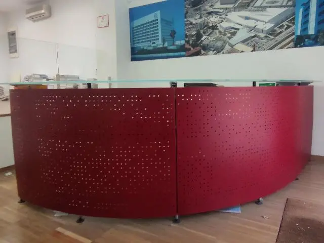 Imagen Mostrador curvo tapa de vidrio frente chapa