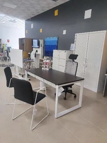 Imagen Conjunto mesa de despacho con sillas 