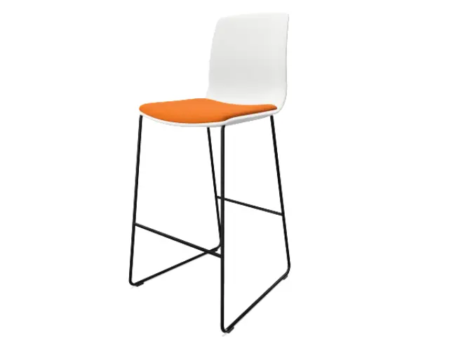 Imagen Taburete respaldo alto. Base de patn en negro , respaldo polipropileno y asiento tapizado M.