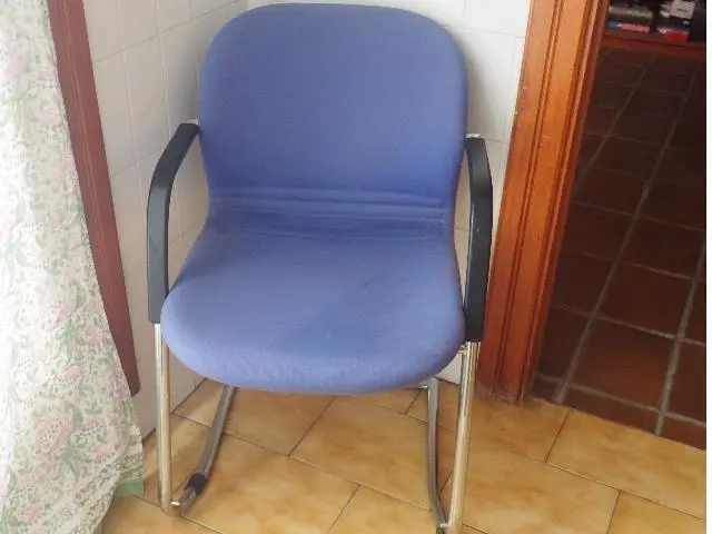 Imagen Silln confidente segunda mano con brazos , base de patn. Asiento y respaldo tapizado.